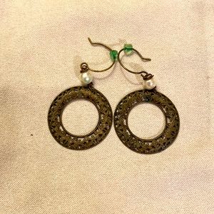 Fashion earrings, bronze with pearl accent